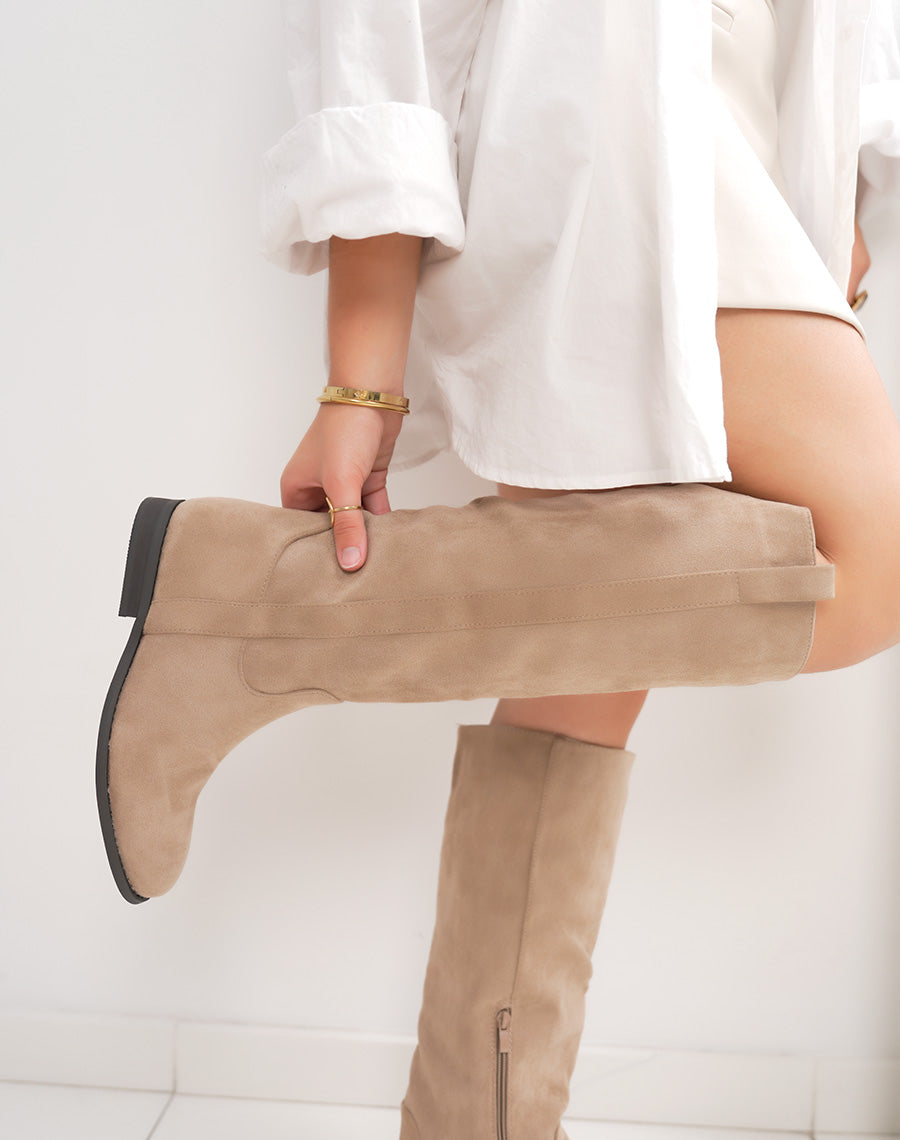Bottes femme beige en suédine à petit talon élégantes et confortables