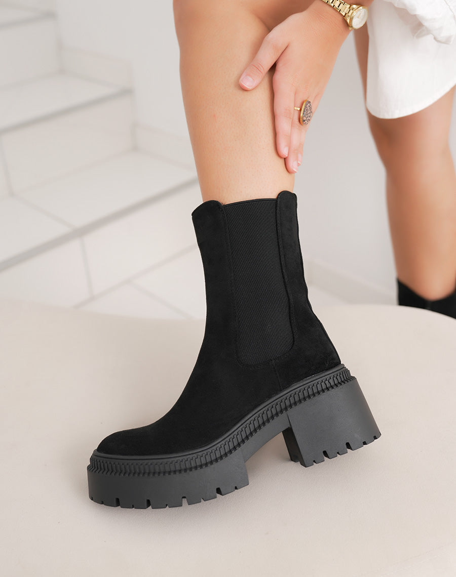 Bottines femme noires en suédine à plateforme et semelle crantée tendance