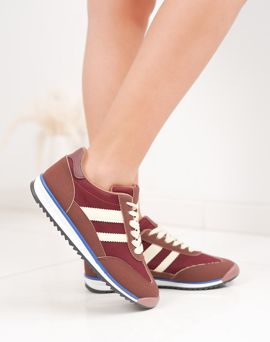 Baskets bordeaux à bandes contrastantes et semelle graphique