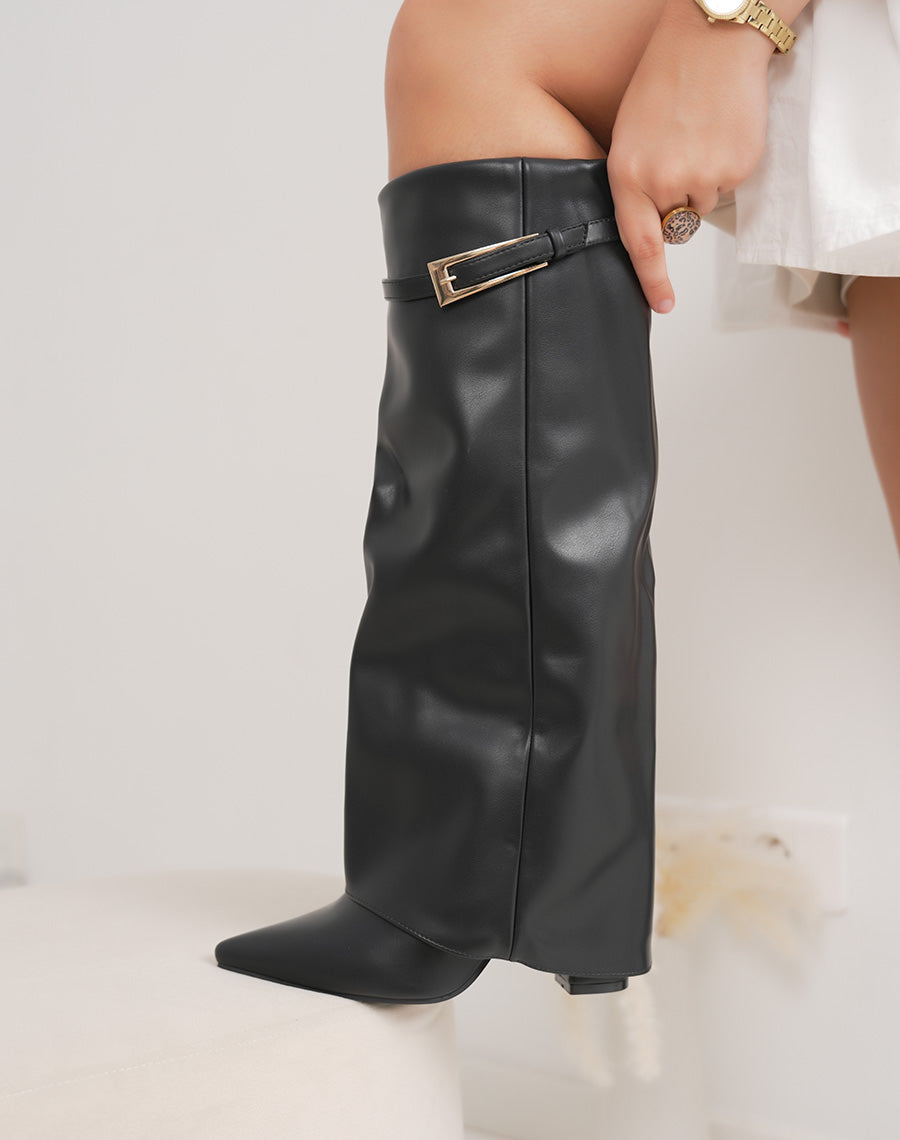 Bottes femme noires à revers élégantes avec lanière et boucles dorées