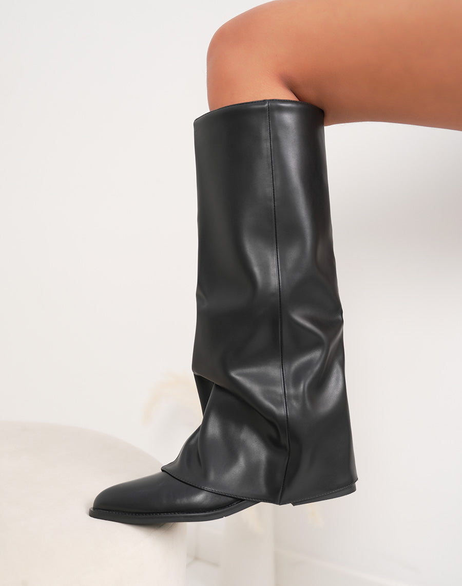 Bottes femme noires élégantes en simili cuir fourré avec bout pointu et talon plat
