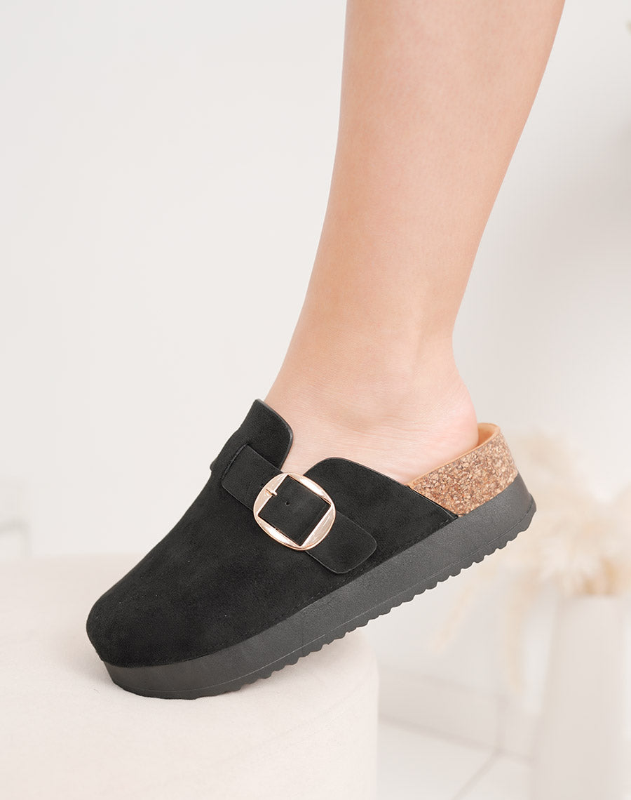 Mules fermées noires en suédine à plateforme avec boucle dorée