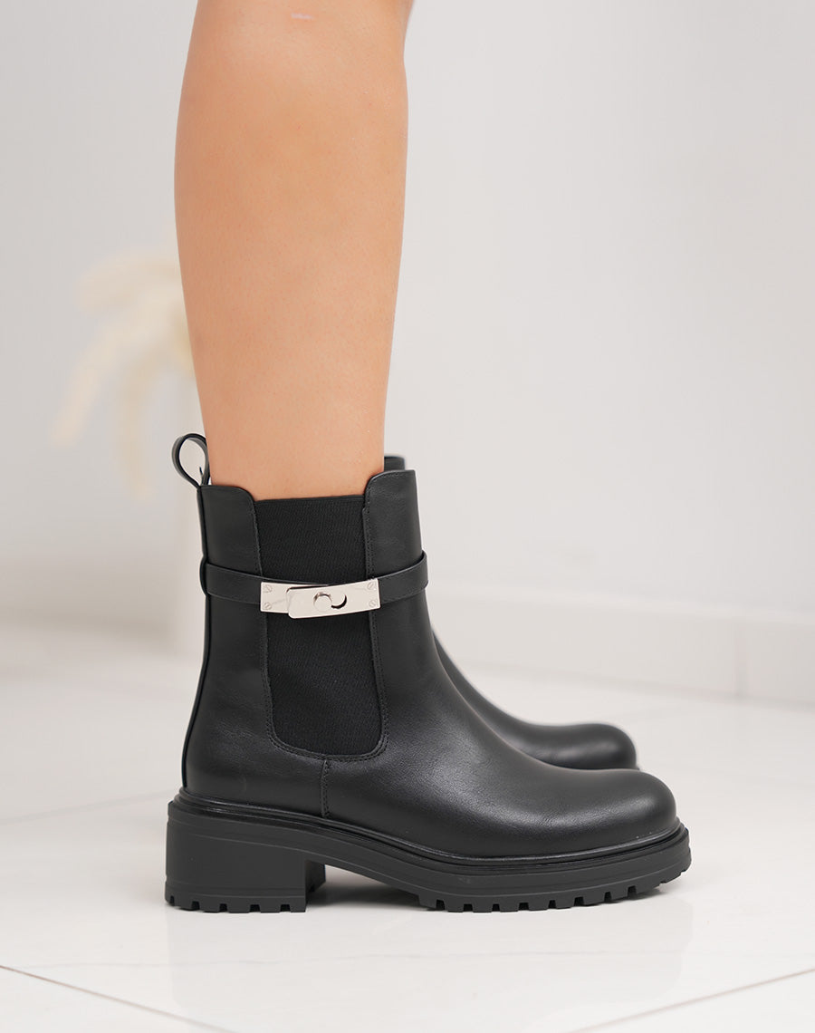 Bottines femme noires style Chelsea à lanière argentée et semelle crantée