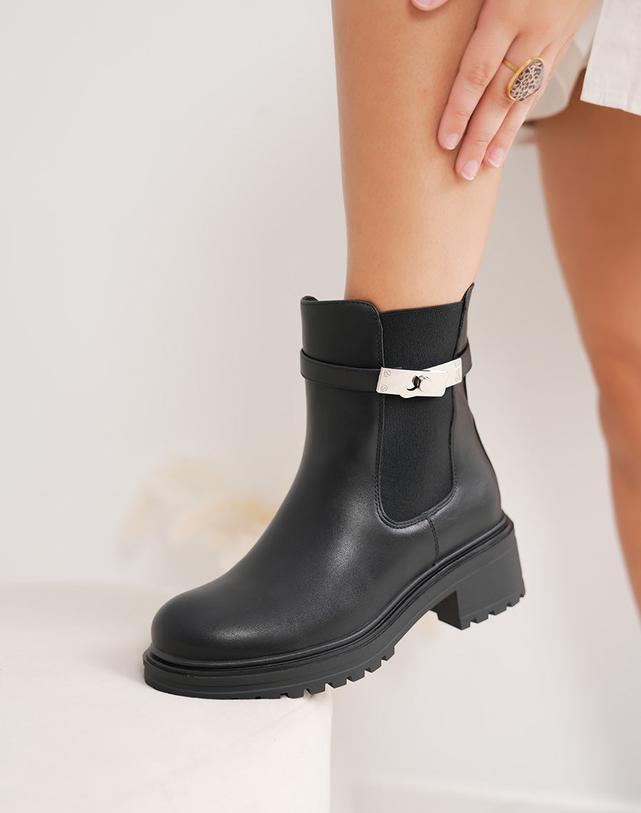 Bottines femme noires style Chelsea à lanière argentée et semelle crantée