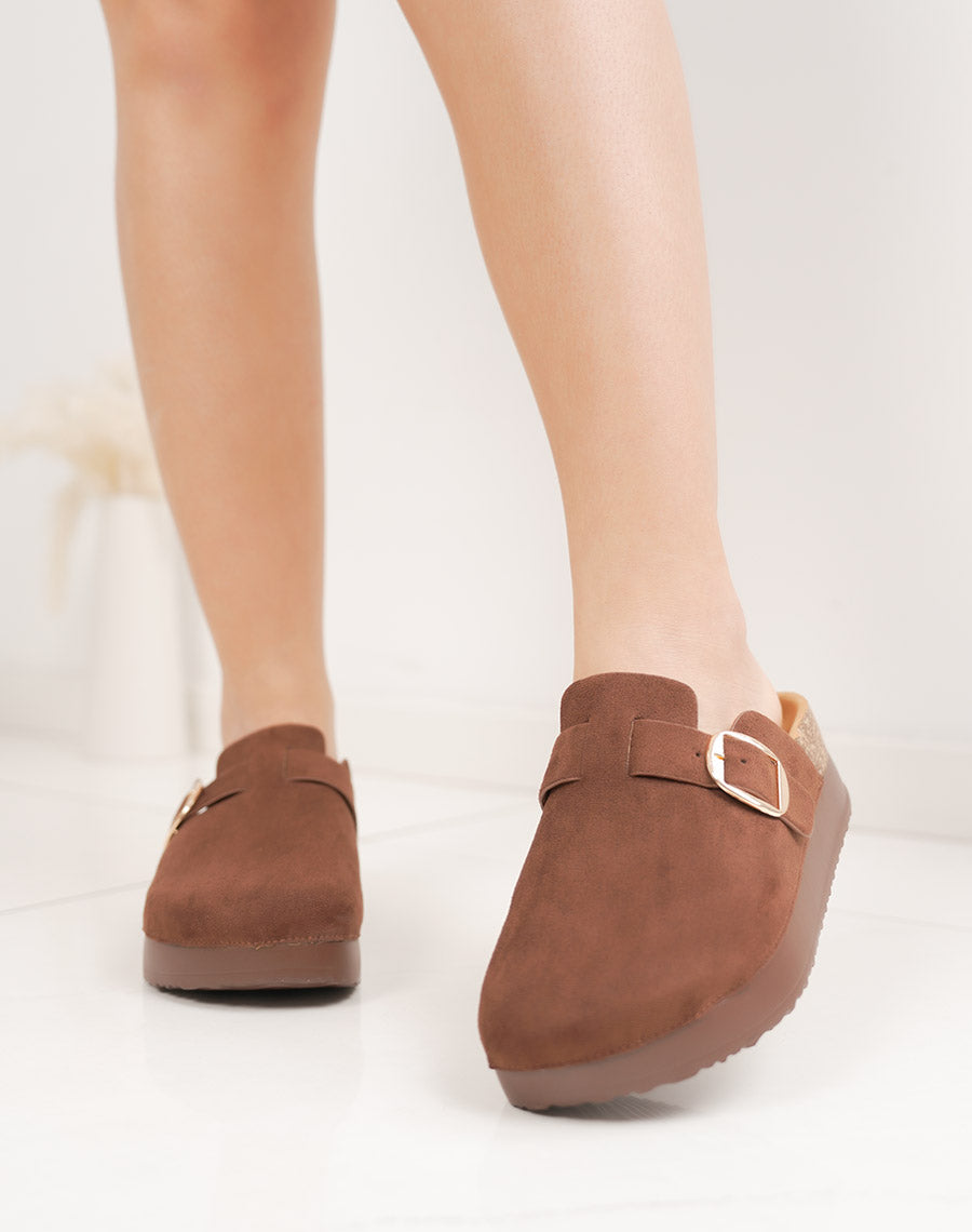 Mules fermées marrons en suédine à plateforme avec boucle dorée
