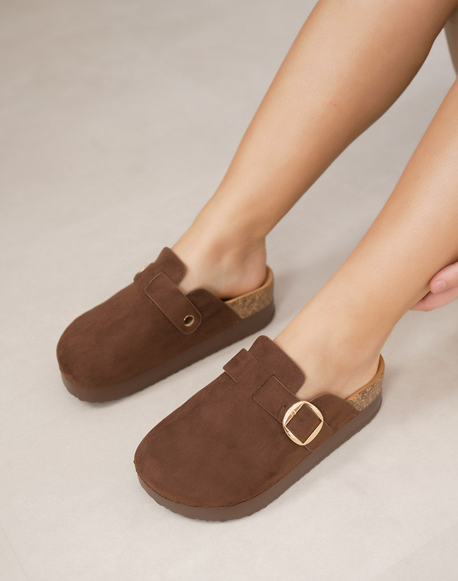 Mules fermées marrons en suédine à plateforme avec boucle dorée