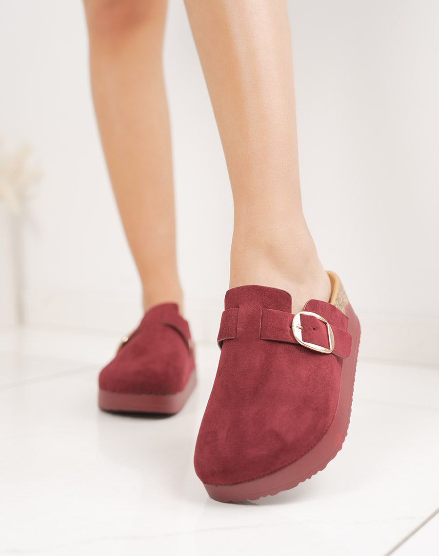 Mules fermées bordeaux en suédine à plateforme avec boucle dorée