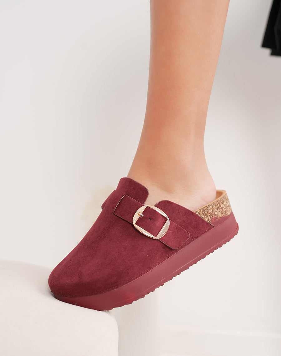 Mules fermées bordeaux en suédine à plateforme avec boucle dorée