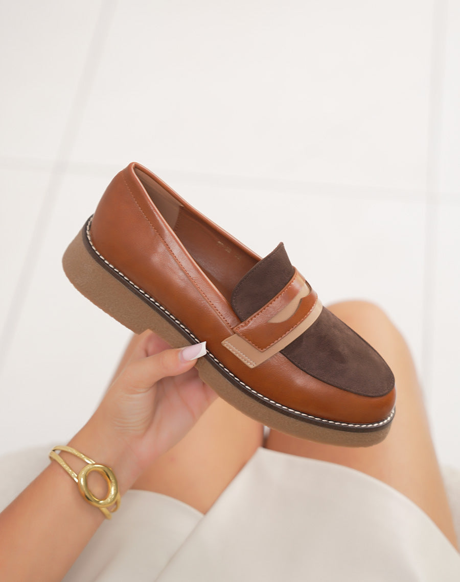 Mocassins femme camel avec empiècements marron et semelle marron claire