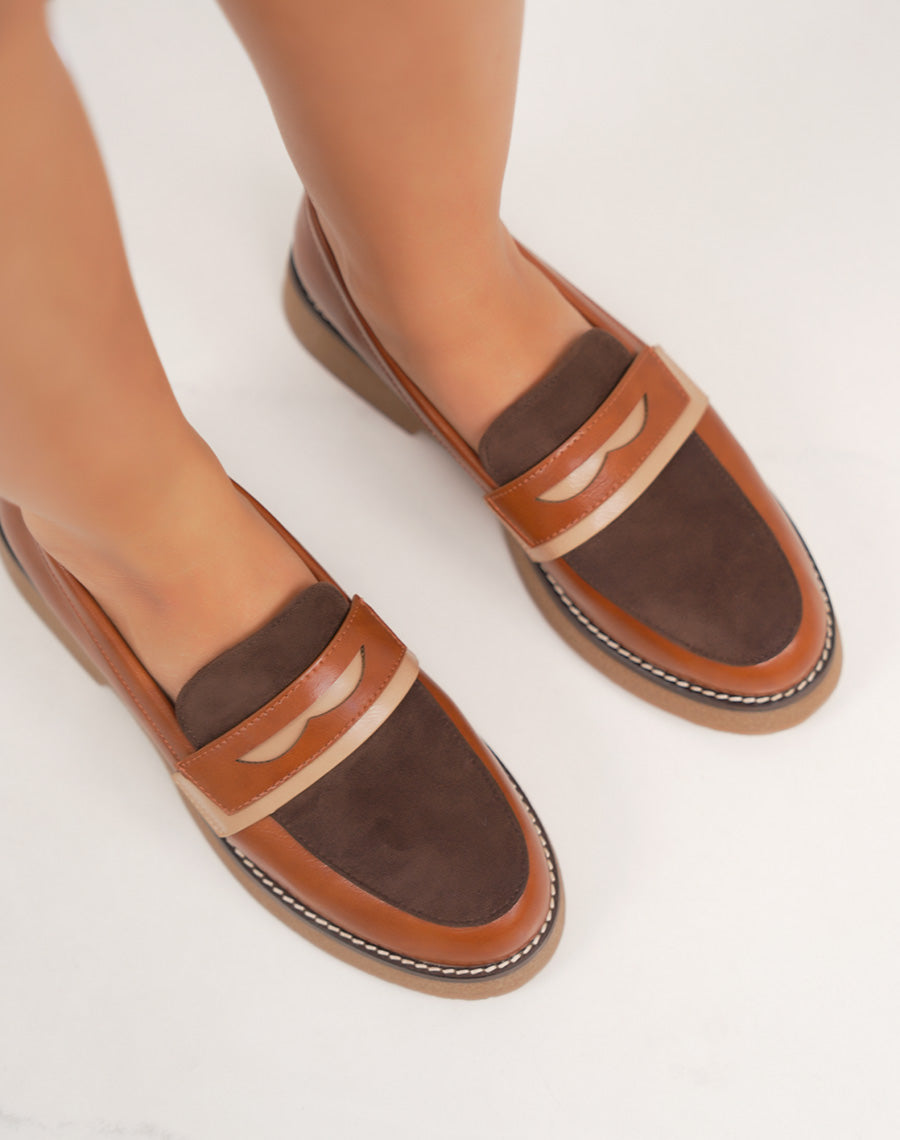 Mocassins femme camel avec empiècements marron et semelle marron claire