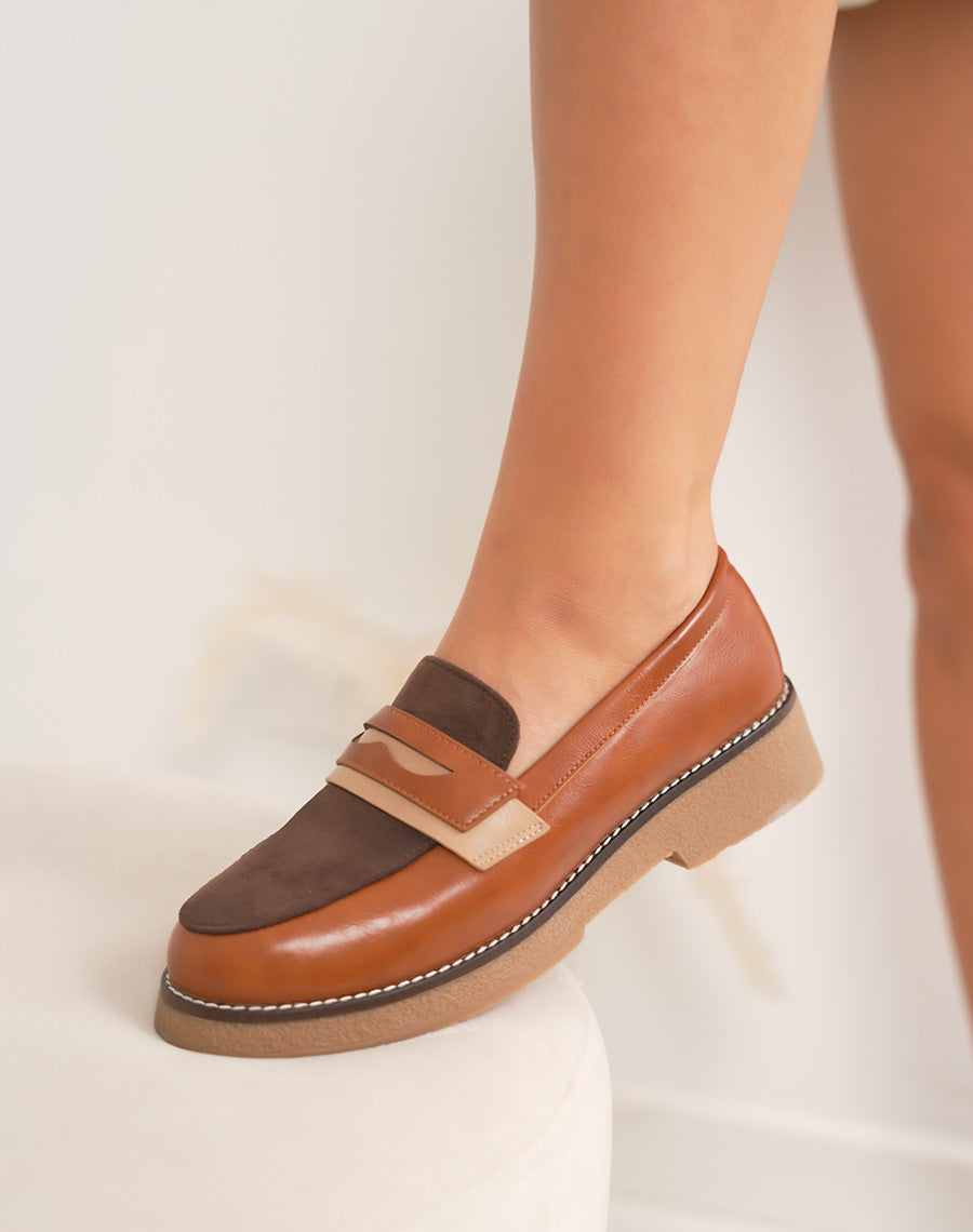 Mocassins femme camel avec empiècements marron et semelle marron claire