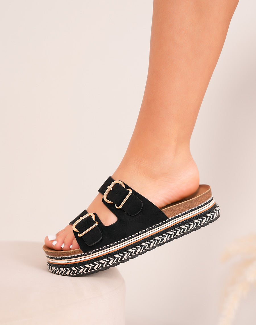 Mules femme noires en suédine tendance avec sangles dorées et plateforme tissée
