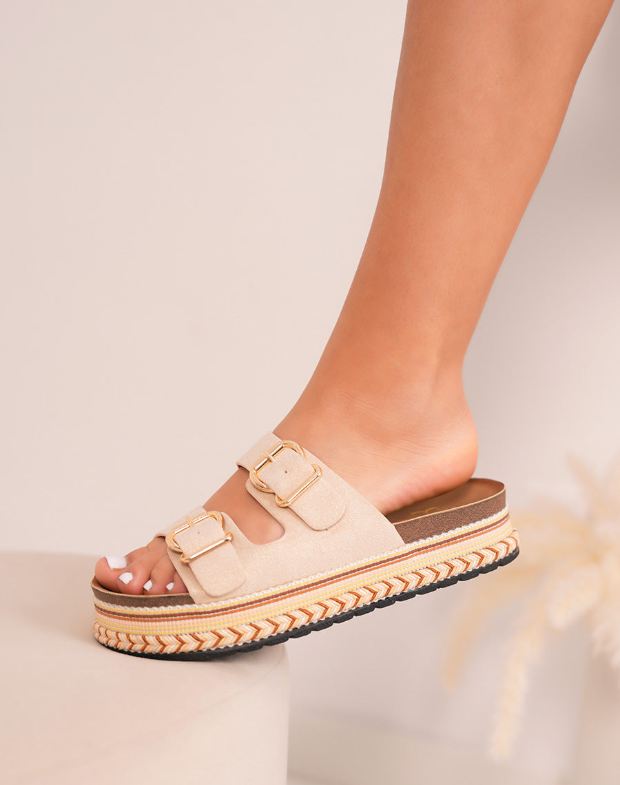 Mules femme beige en suédine élégante avec sangles dorées et plateforme tissée