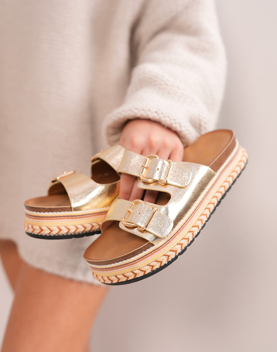 Mules femme dorées effet grainé avec sangles décoratives et plateforme tissée