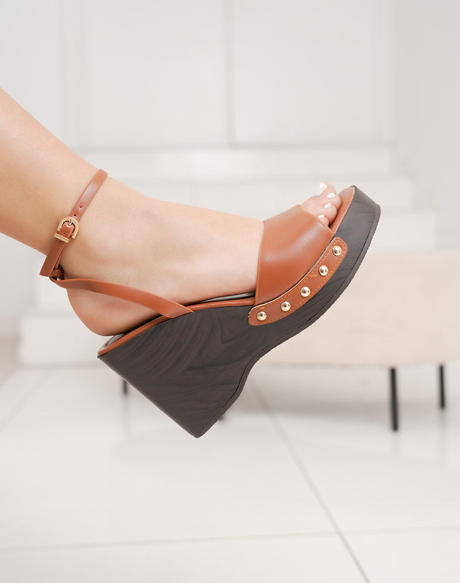 Sandales camel à talon compensé noir avec détails clous