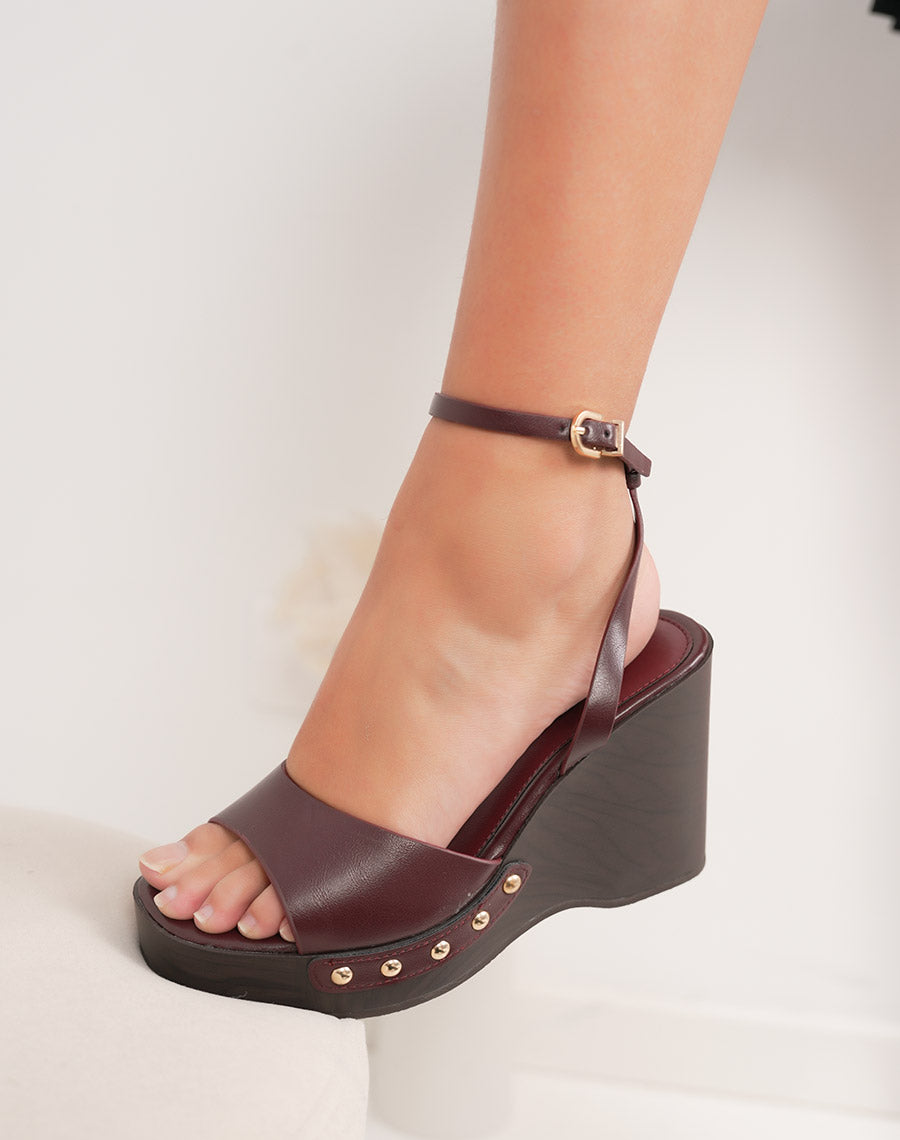 Sandales bordeaux à talon compensé noir avec détails clous