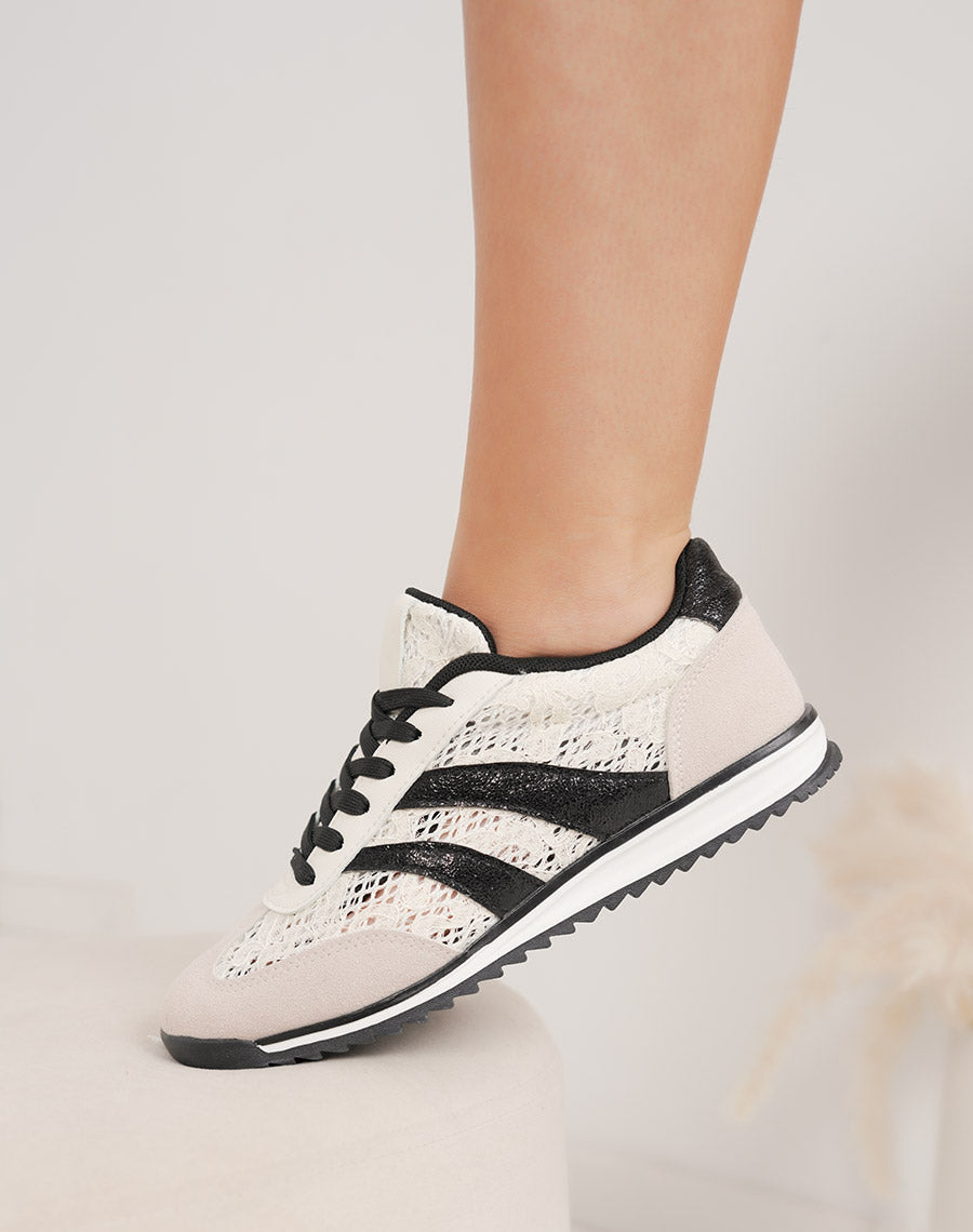 Basket femme noir et beige tendance avec détails broderie et double rayures