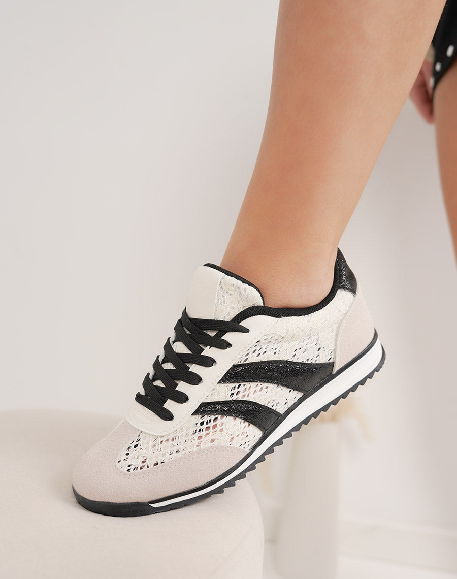 Basket femme noir et beige tendance avec détails broderie et double rayures