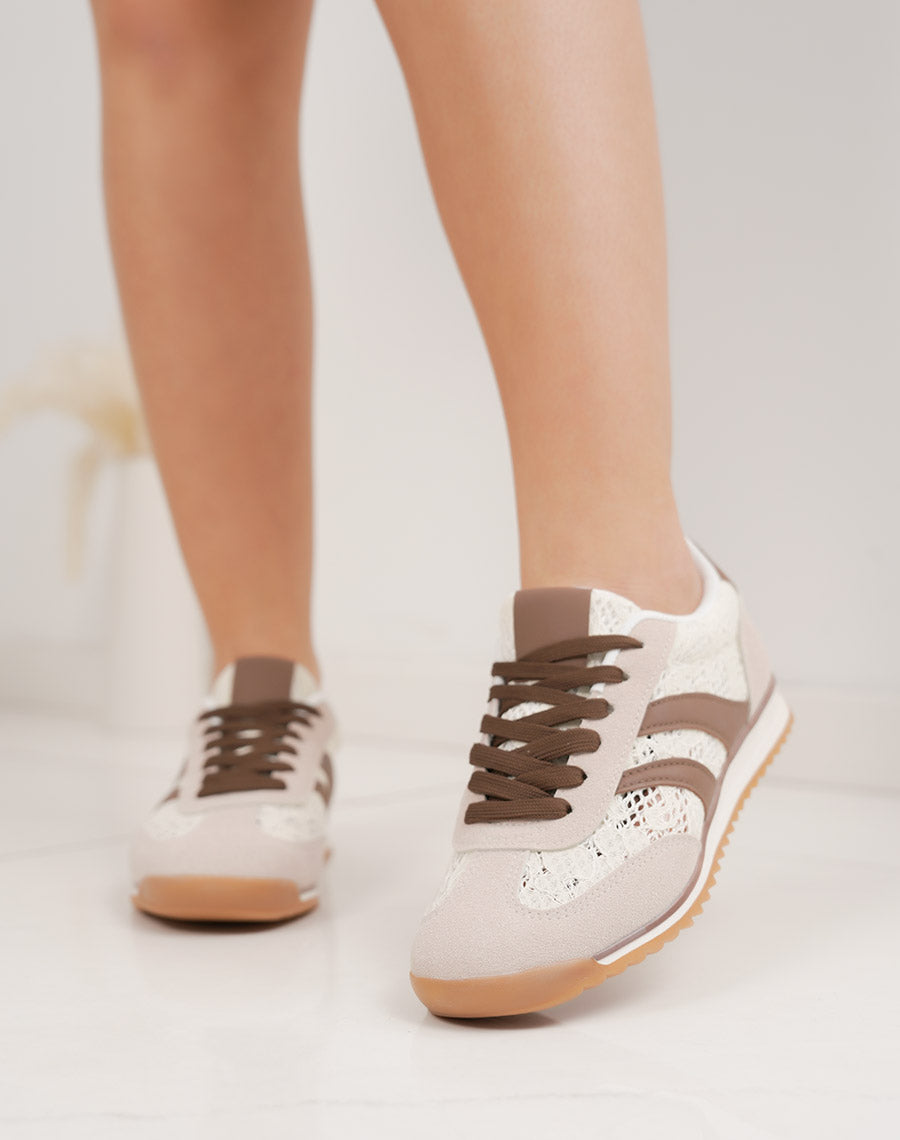 Basket femme beige et marron tendance avec broderie et double rayures
