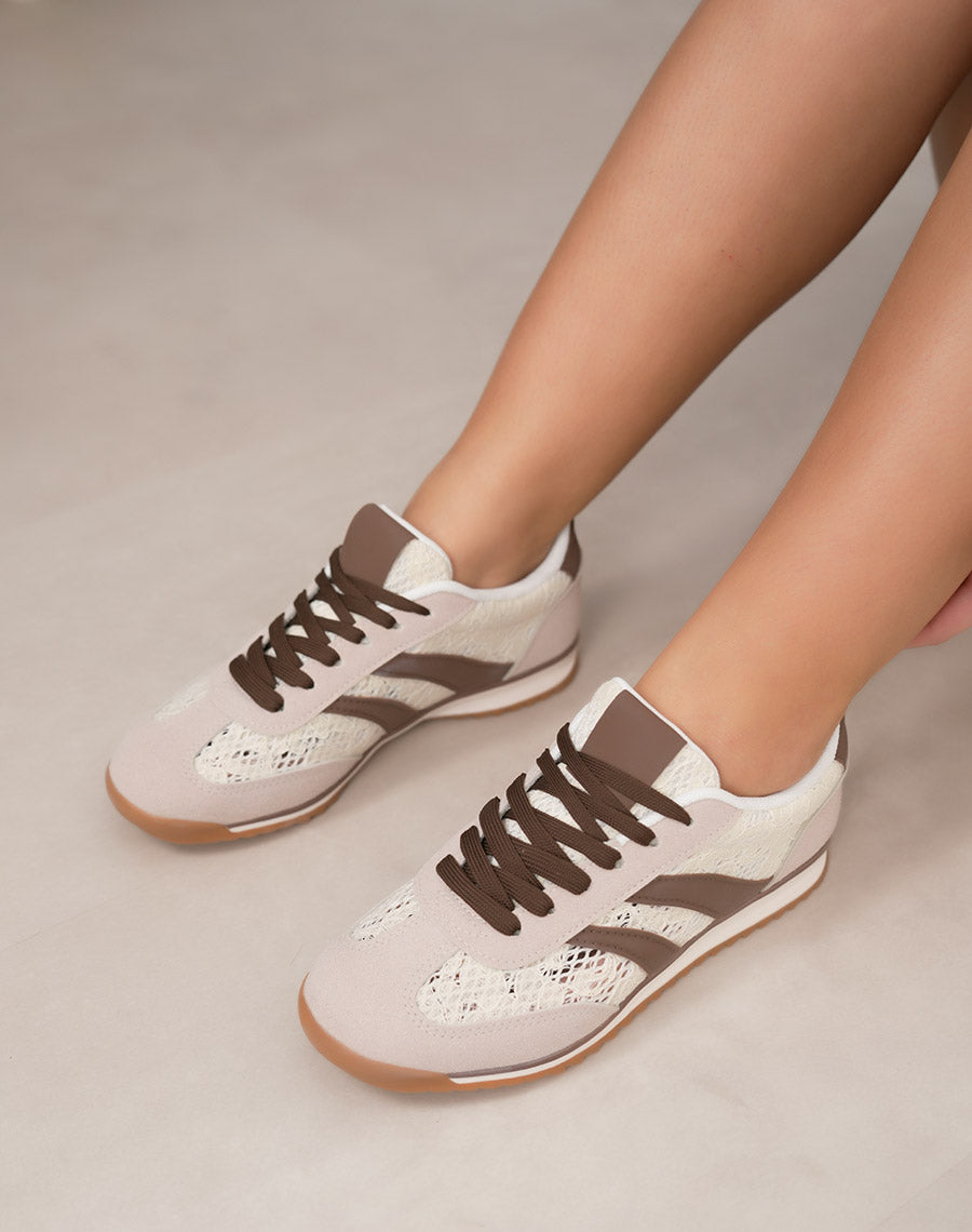 Basket femme beige et marron tendance avec broderie et double rayures