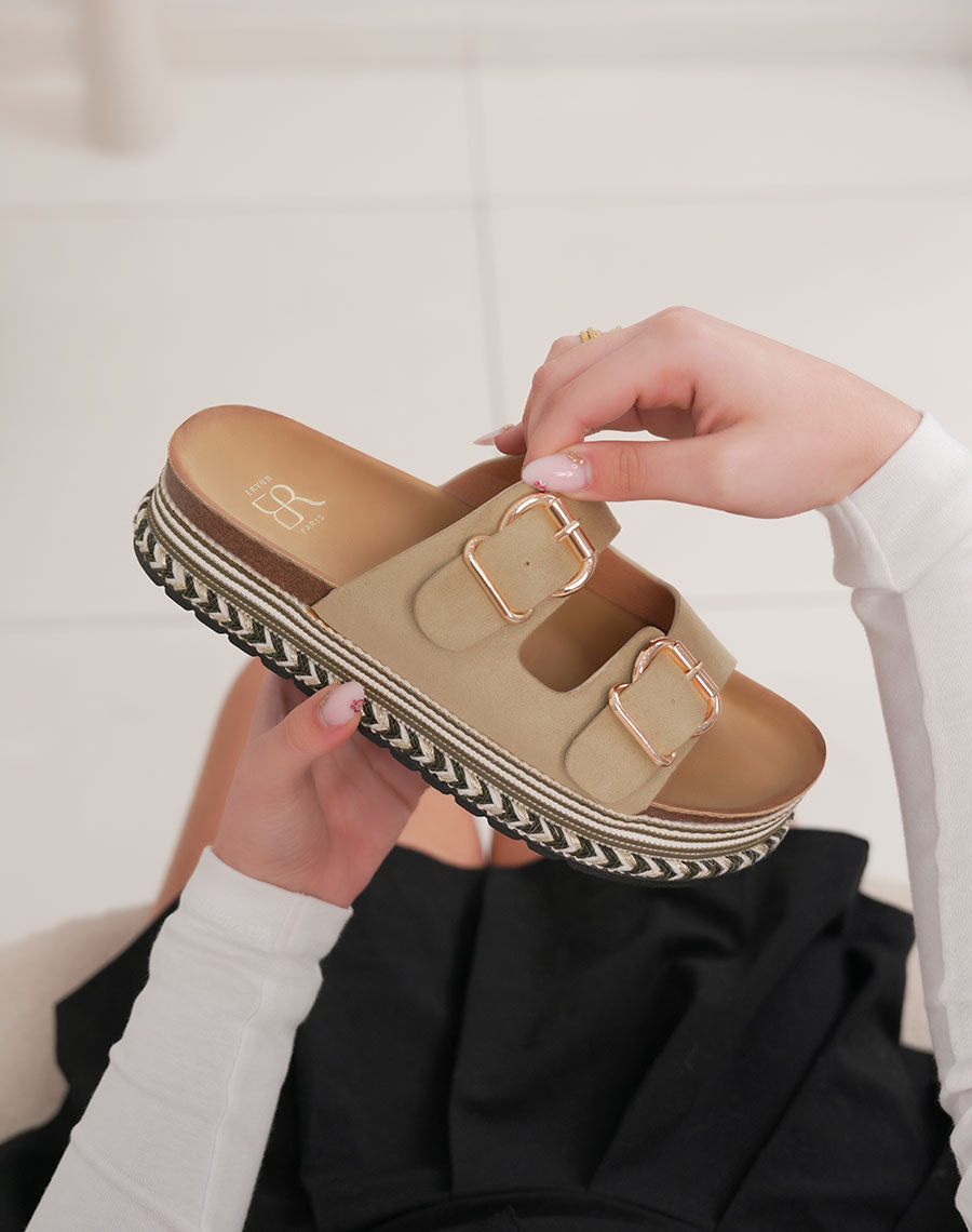 Mules femme vertes tendance en suédine avec double bride et plateforme tressée