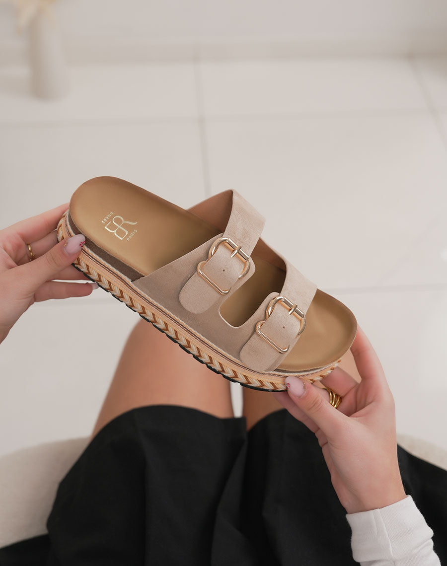 Mules femme beige élégantes en suédine avec double bride et plateforme tressée