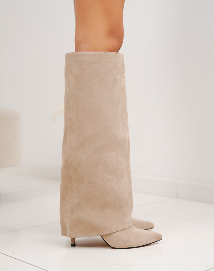 Bottes beiges en suédine avec talons aiguilles et bout pointu