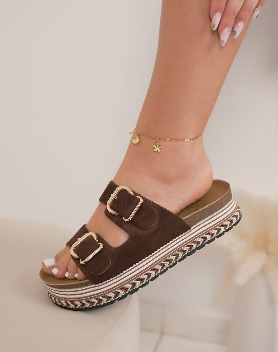 Mules femme marron tendance en suédine avec double bride et plateforme tressée