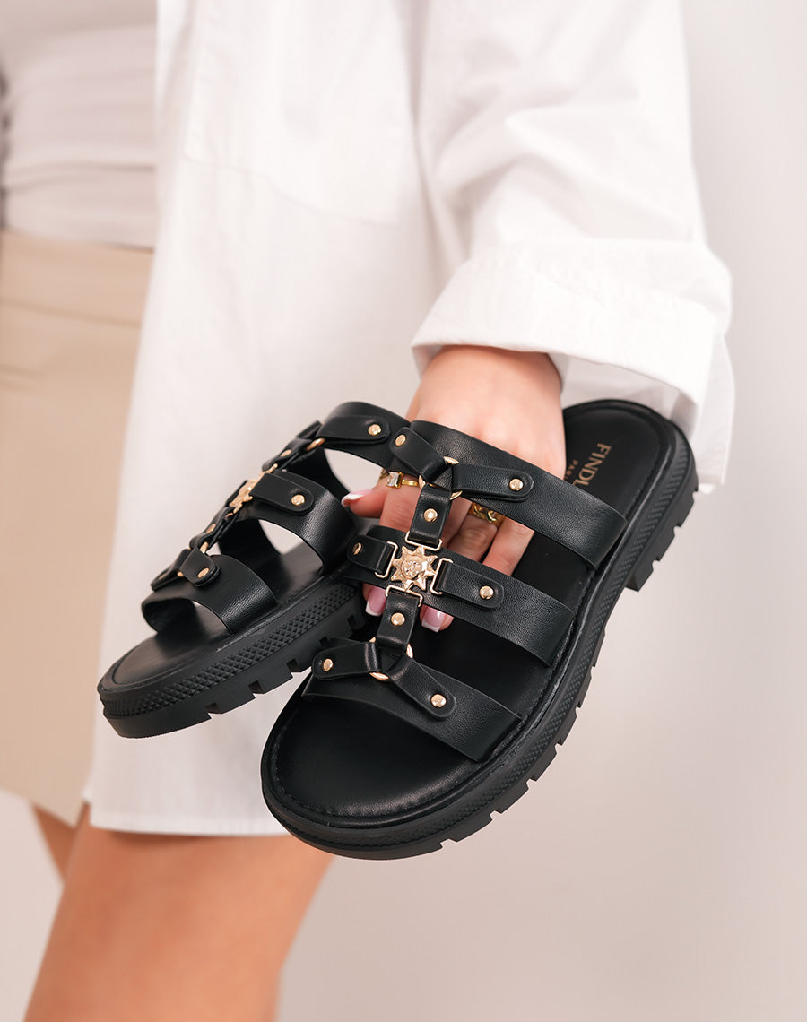 Mules FINDLAY femme noires à triple brides avec clous dorés et bijou soleil, semelle crantée