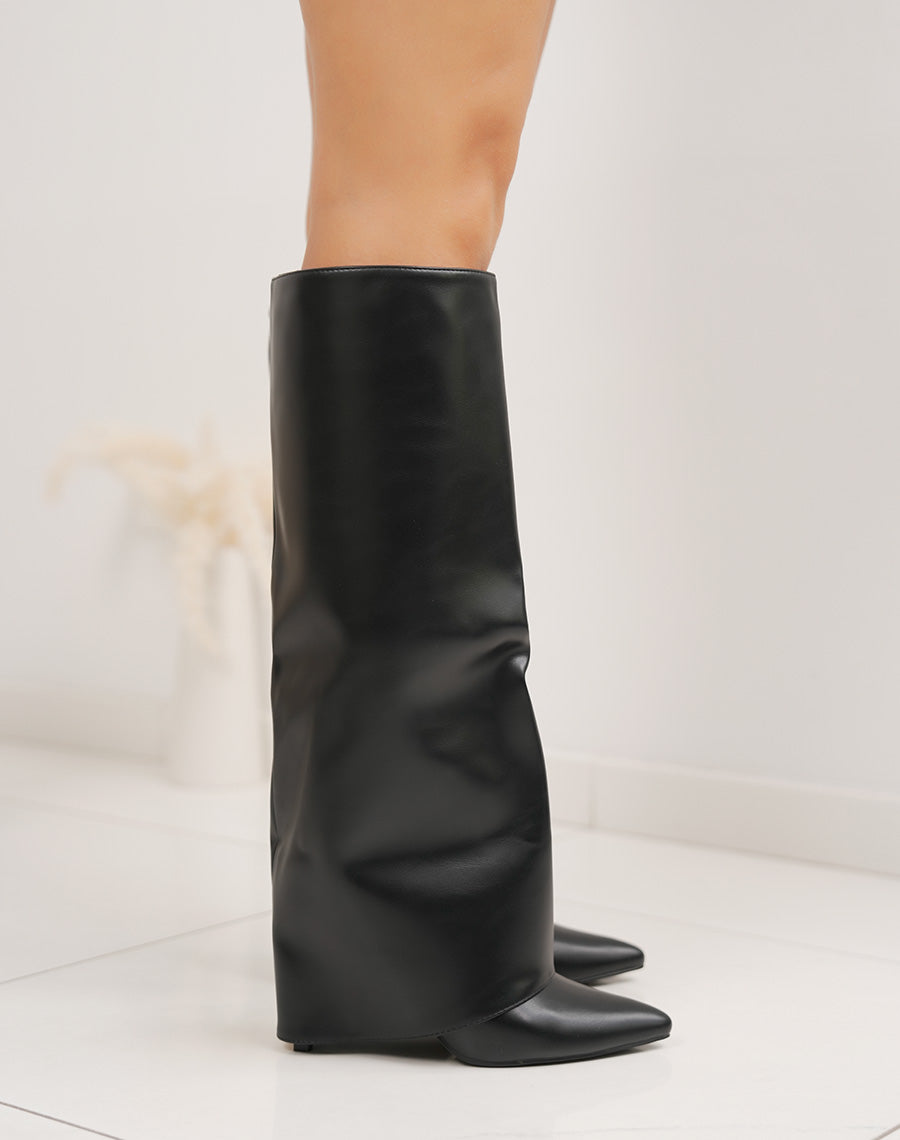 Bottes noires à revers, bout pointu et talons aiguilles élégants