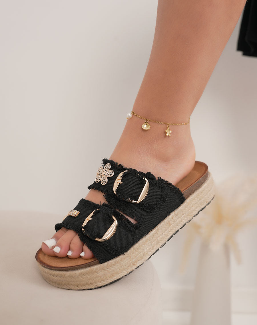 Mules femme noires tendance en jean avec bijoux dorés et plateforme tressée beige