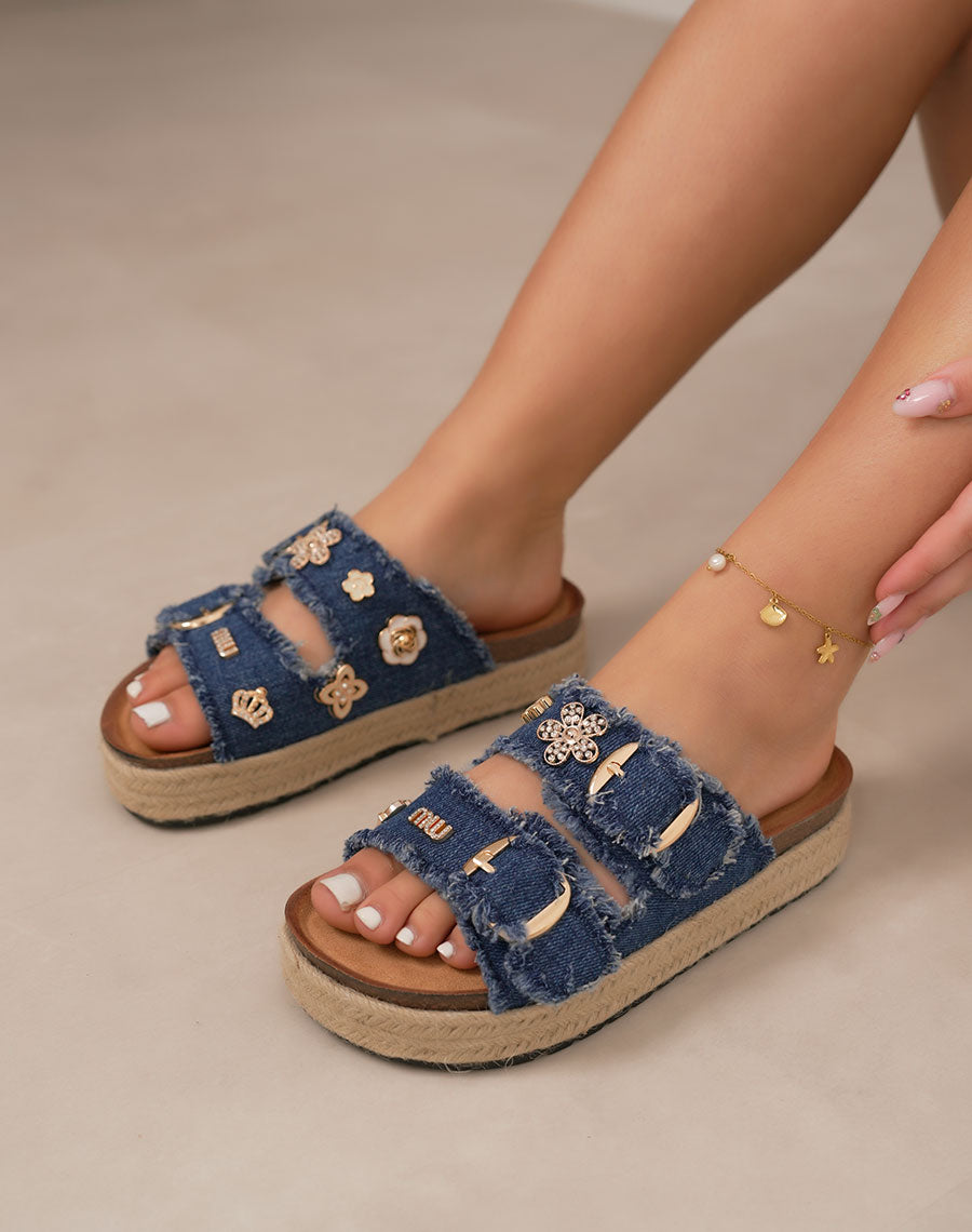 Mules femme bleu foncé tendance en jean avec bijoux dorés et plateforme tressée beige