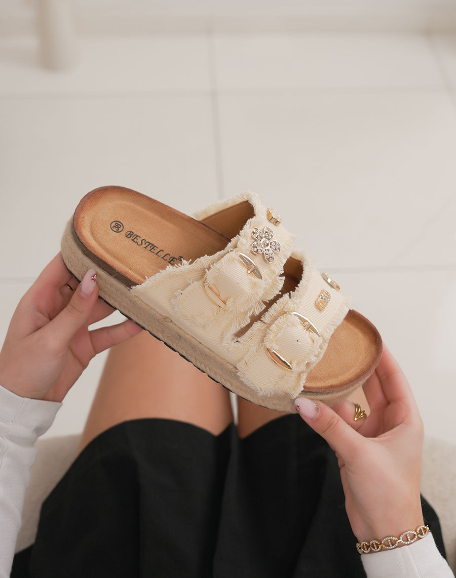 Mules femme beige tendance en jean avec bijoux dorés et plateforme tressée