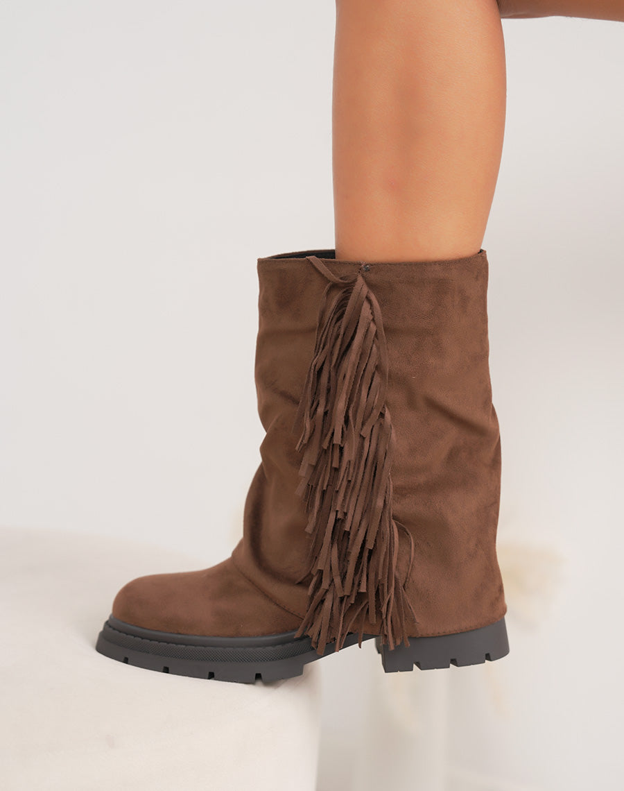 Bottines marron en suédine à franges et semelle crantée