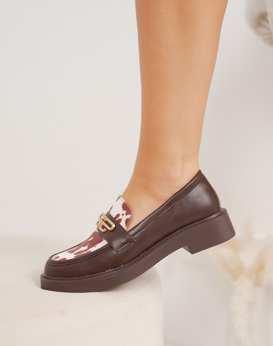 Mocassins marron à détails vachette et bijou doré