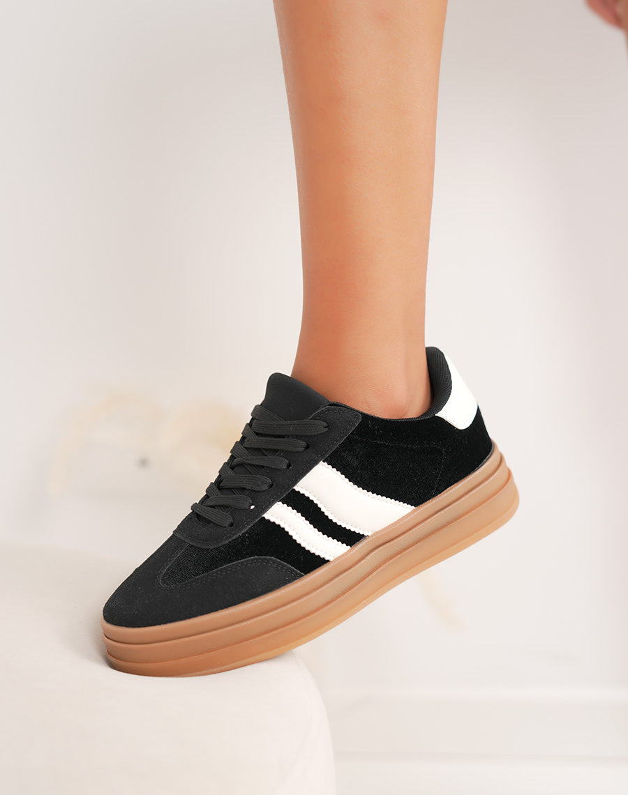 Baskets noires femme à lacets avec bandes blanches et semelle marron plate