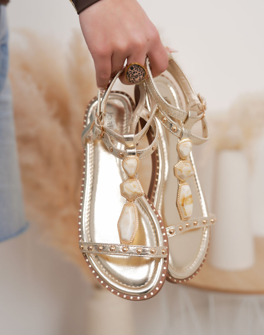 Nu-pieds femme doré tendance avec clous décoratifs et pierres élégantes