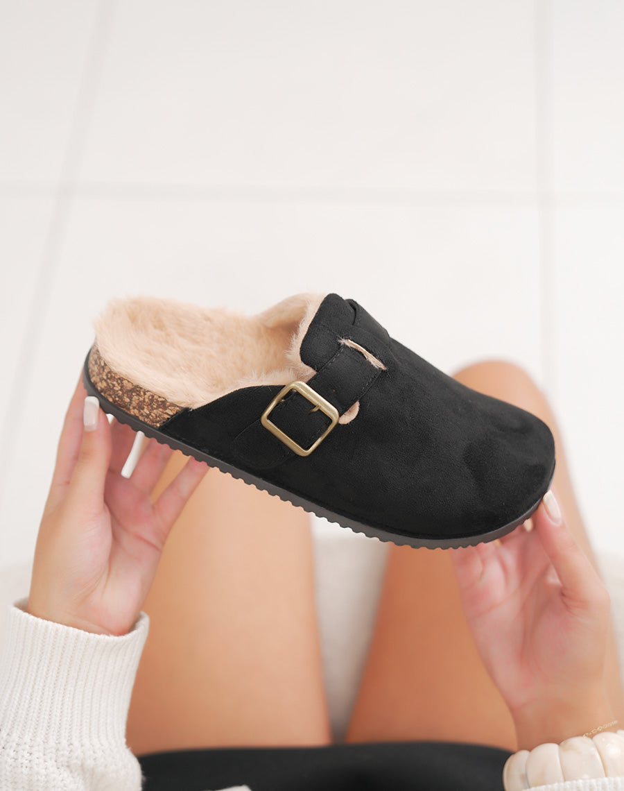 Mules noires fourrées avec sangle décorative