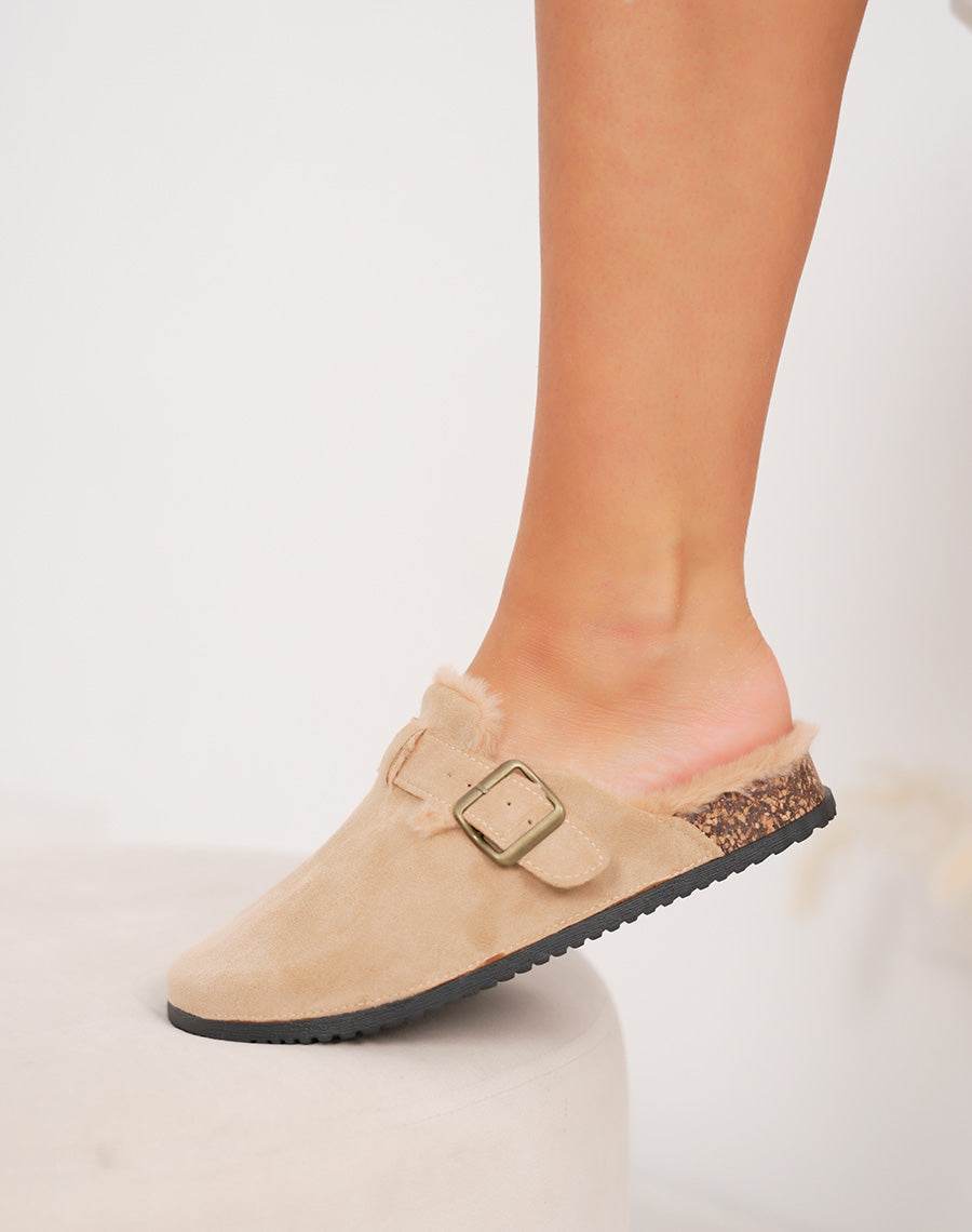 Mules beiges fourrées avec sangle décorative