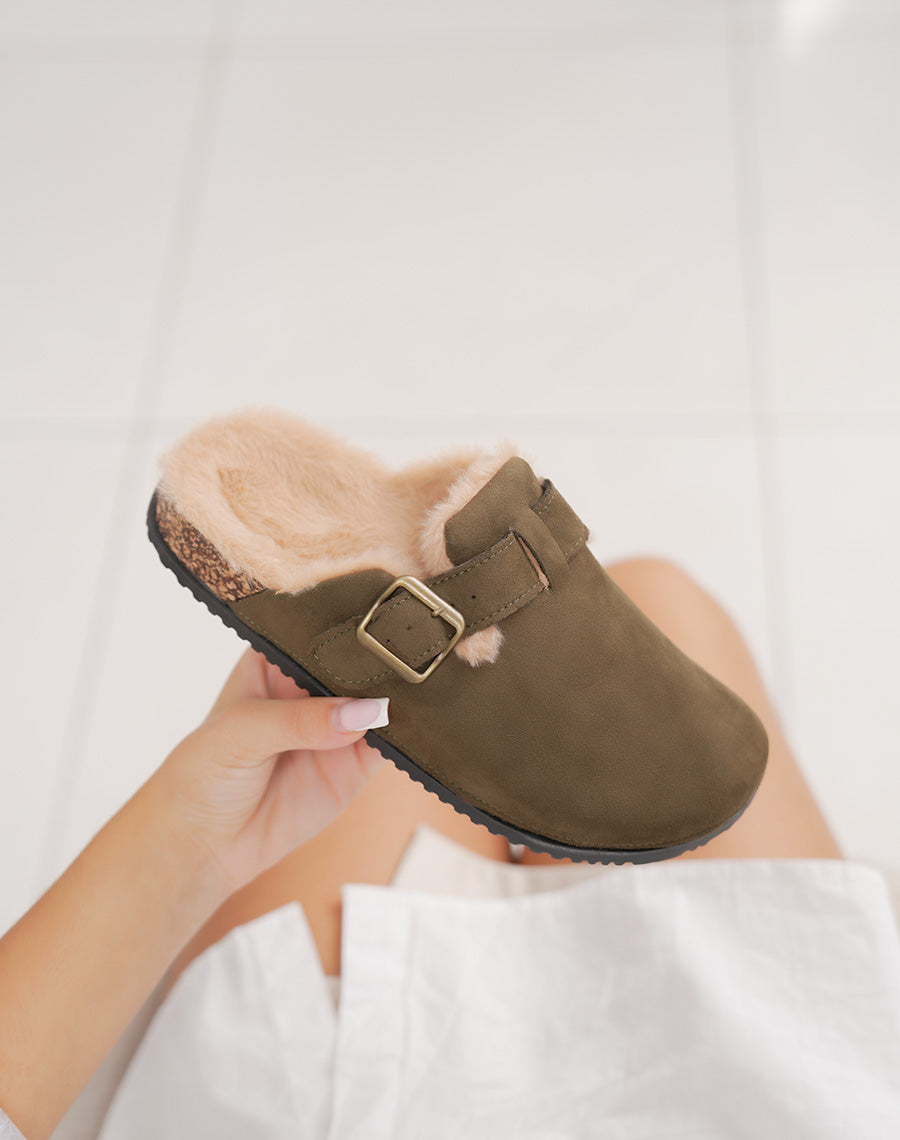 Mules kaki fourrées avec sangle décorative