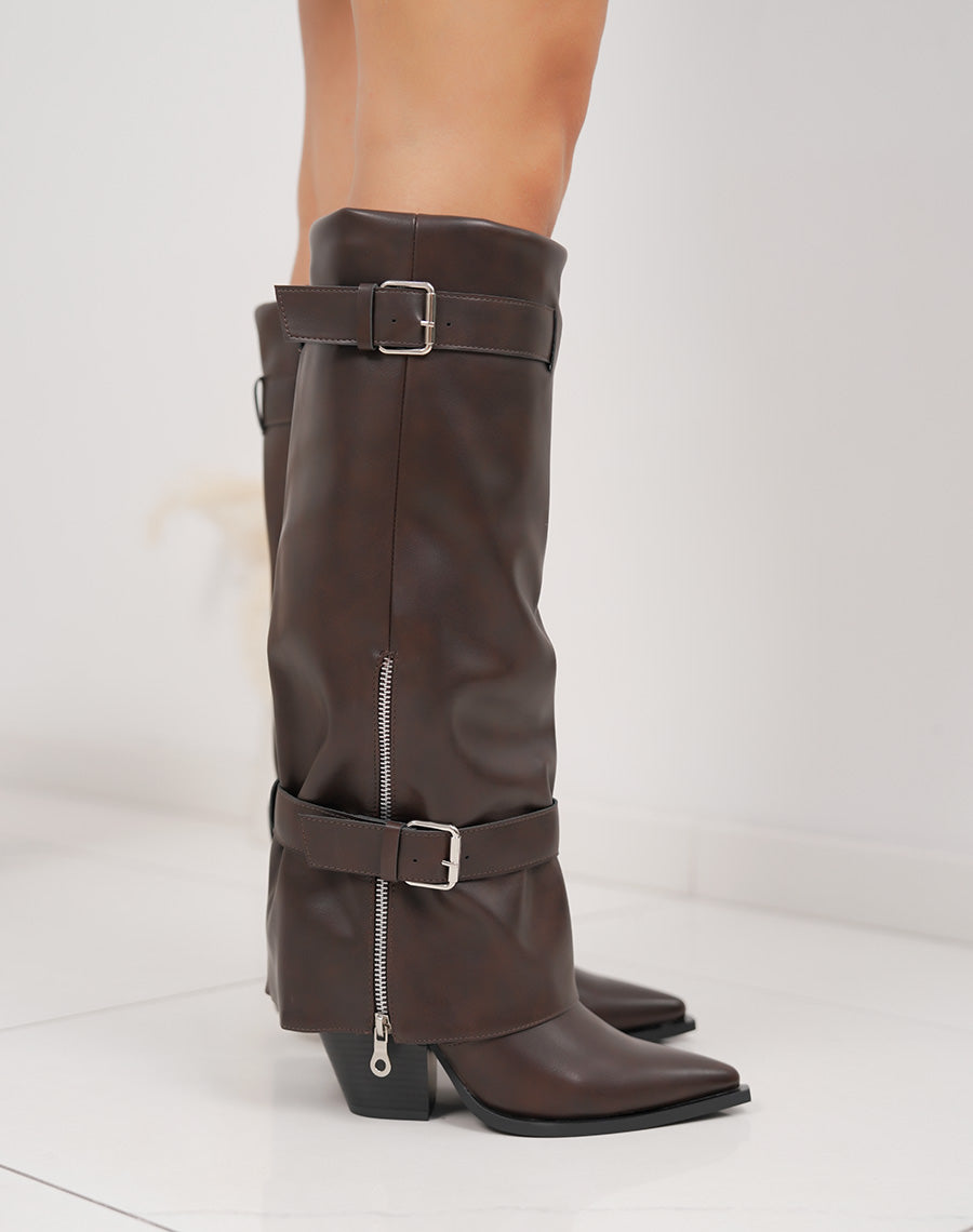 Bottes marrons à talon biseauté, bout pointu et finitions argentées