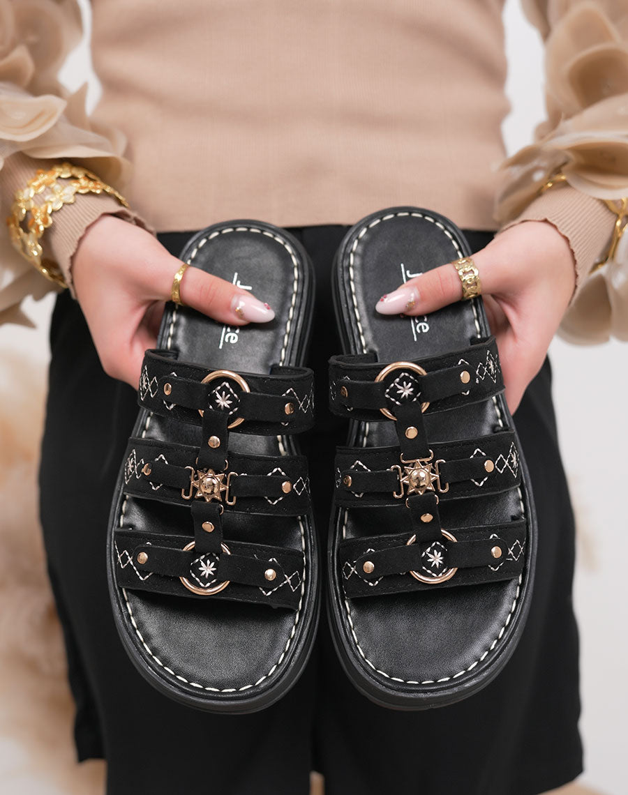 Mules femme noir tendance à triple brides brodées avec bijou soleil doré et plateforme crantée