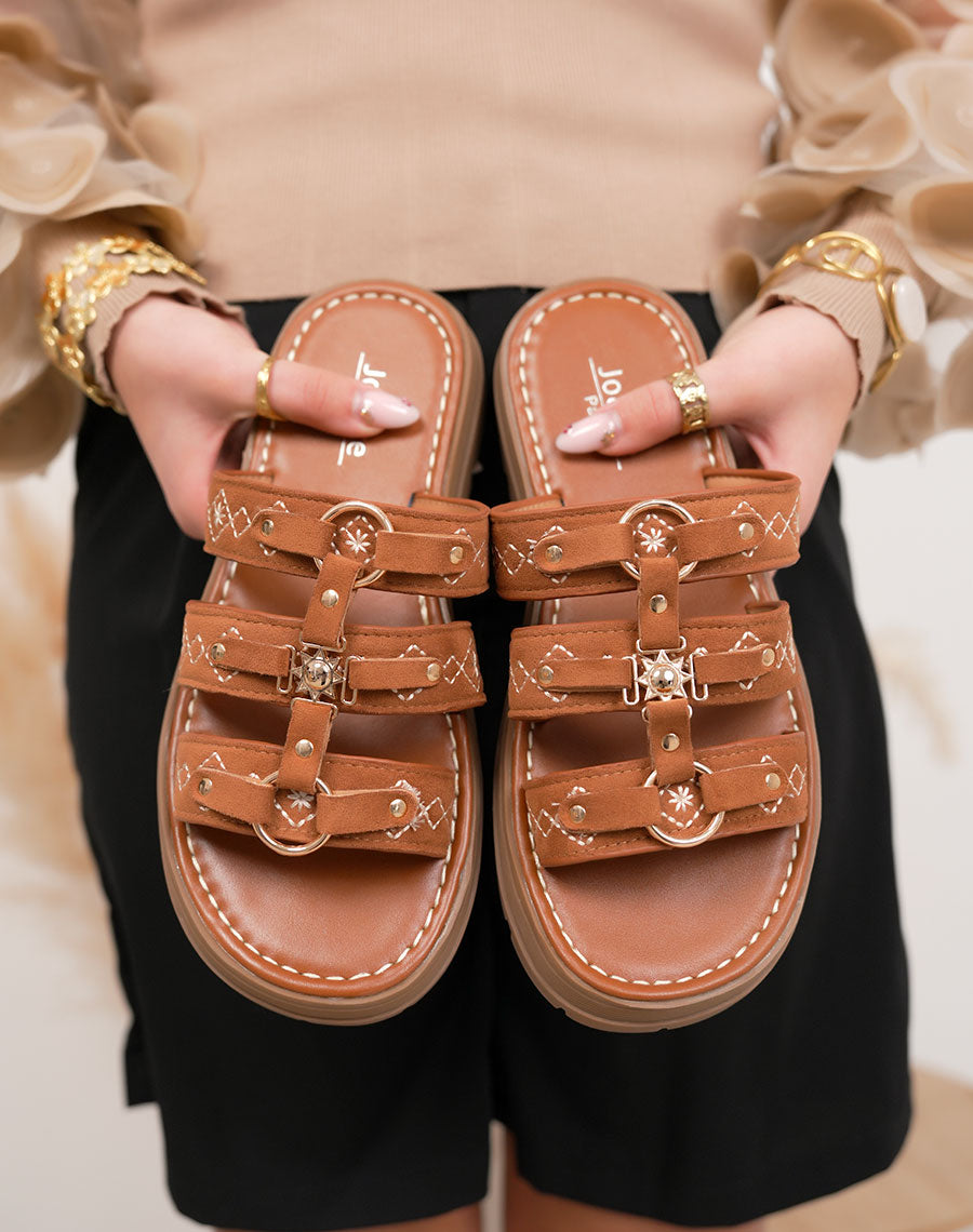 Mules femme camel tendance à triple brides brodées avec bijou soleil doré et plateforme crantée