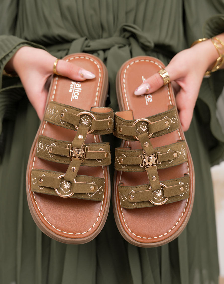 Mules femme vert kaki tendance à triple brides brodées avec bijou soleil doré et plateforme crantée