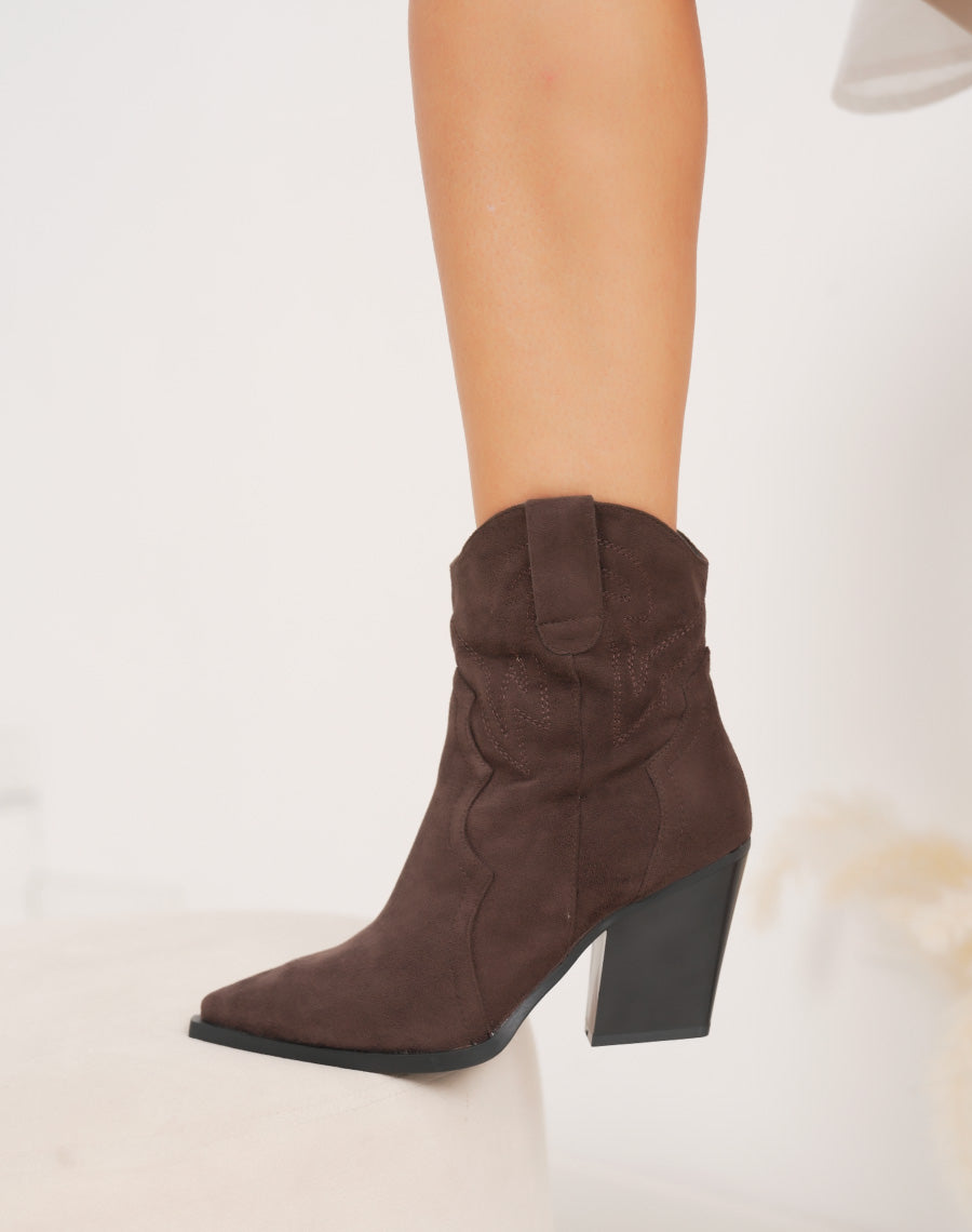 Bottines marron style santiags en suédine