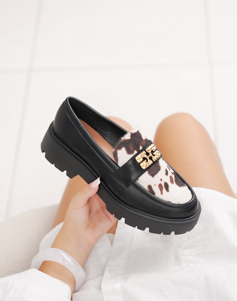 Mocassins noirs bi-matière imprimé vachette avec bijou doré