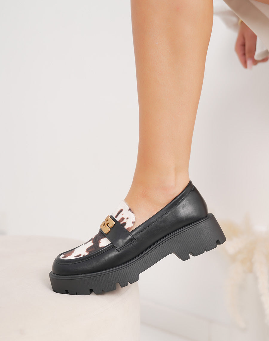 Mocassins noirs bi-matière imprimé vachette avec bijou doré