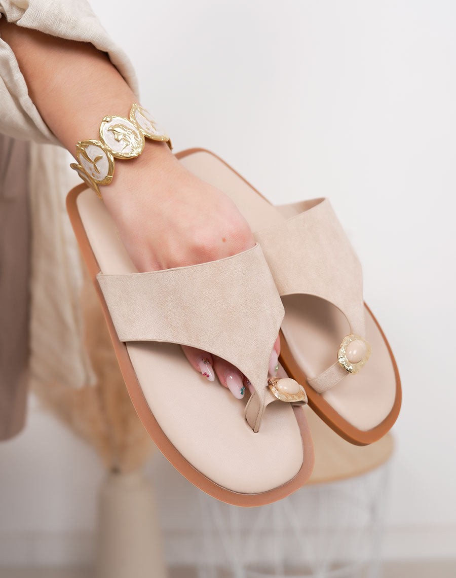 Mules beige en suédine avec entredoigt à pierre beige et doré.