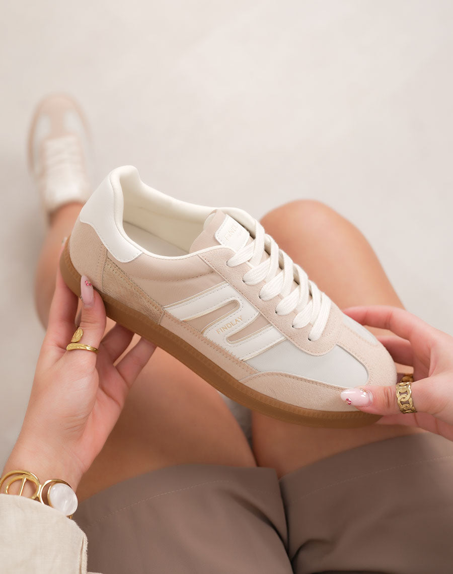 Basket femme blanche tendance à lacets avec détails beige et semelle marron