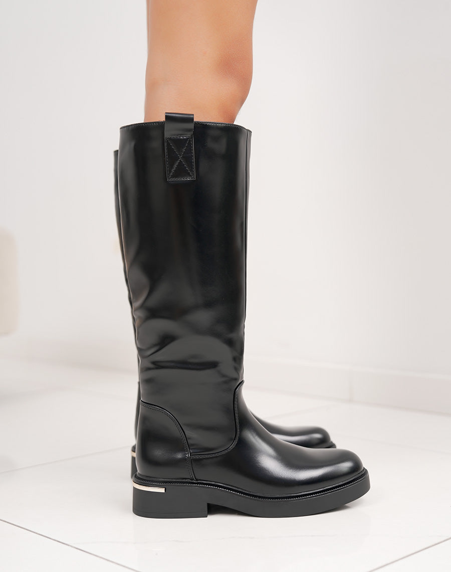 Bottes noires vernies à bout rond et détails dorés